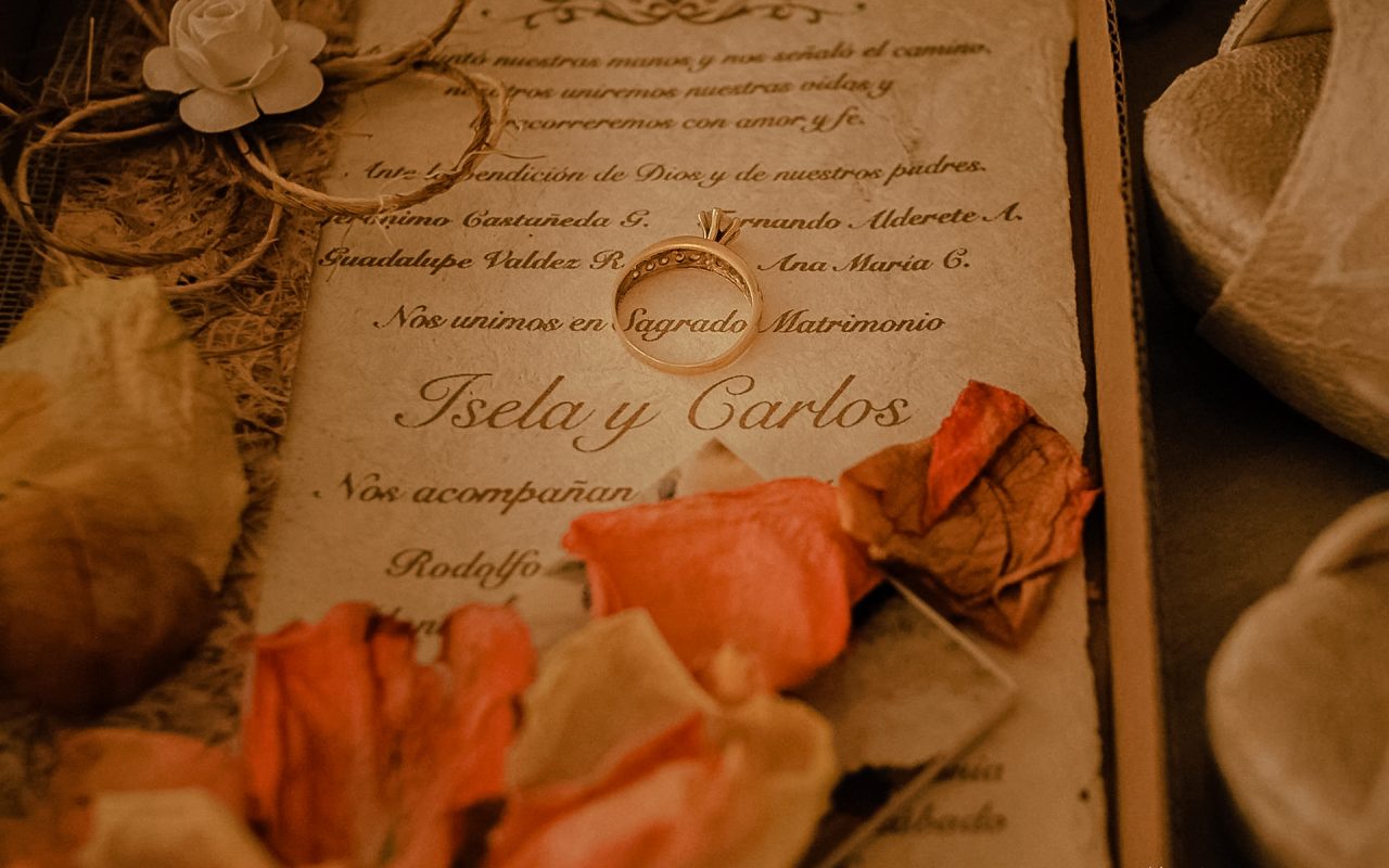 Elegant wedding details and decoration in a luxury destination wedding in Mexico