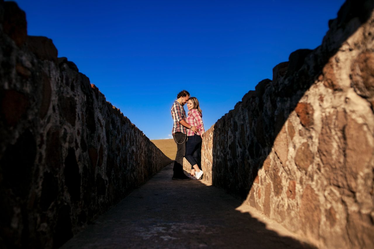 Emotional sunset moment of a couple at Arcos del Sitio Mexico with warm cinematic tones